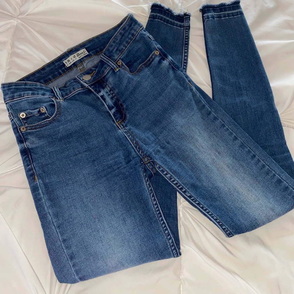 Denim Jeans with slight knee Rip
